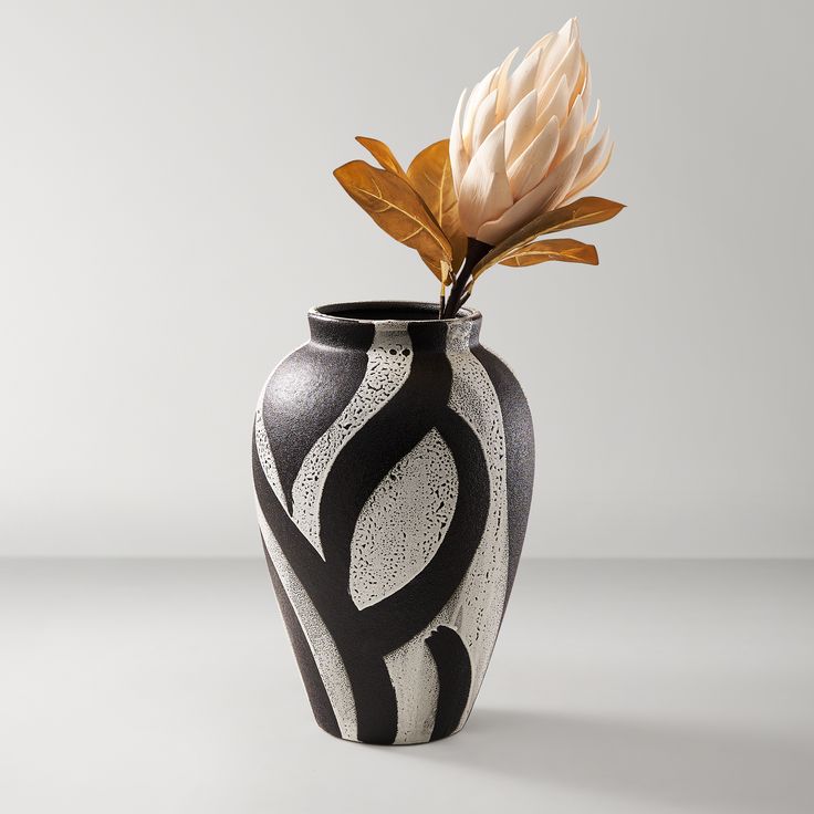 Montae Vase